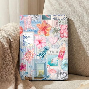 Könnte beinhalten: Eine rechteckige Tablethülle mit einer Collage aus bunten Illustrationen, darunter rosa Cowboystiefel, Hibiskusblüten, eine Meeresschildkröte, ein Flamingo, ein Gummibärchen, eine Discokugel, eine Capri-Briefmarke und eine Flasche.