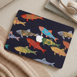Pode incluir: Uma capa para laptop azul marinho com um padrão de peixes coloridos em vários designs. Os peixes são em tons de vermelho, laranja, verde, azul e amarelo. O logotipo da Apple é visível em branco.