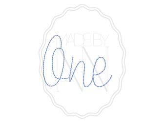 以下が含まれることがあります： 青いステッチで「One」と書かれた白い楕円のデザイン。デザインの上には「Fits 4"x4" Hoop」という文字があります。「MADE BY」という文字が楕円の中に薄く見えます。