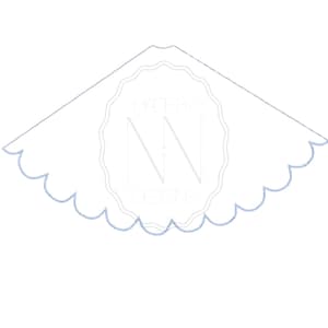 Può includere: Un design triangolare bianco con un bordo smerlato azzurro. Il design presenta il testo "MADE BY NN DESIGNS" in grigio chiaro. Il design generale è semplice ed elegante.