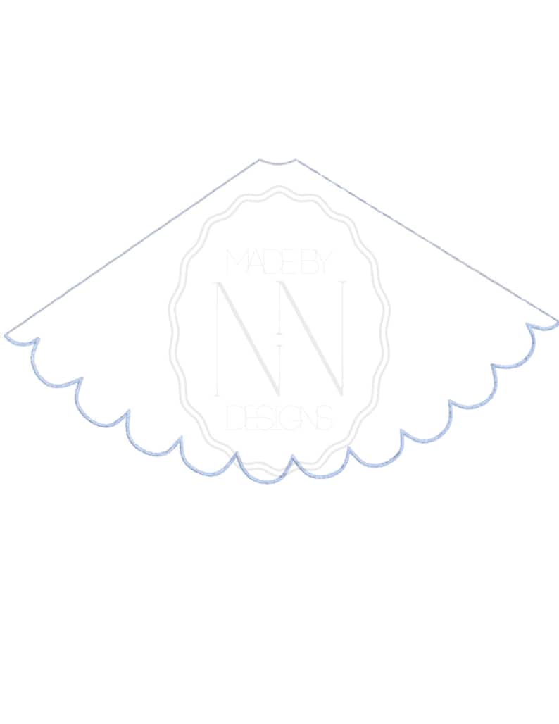 Pu&ograve; includere: Un design triangolare bianco con un bordo smerlato azzurro. Il design presenta il testo "MADE BY NN DESIGNS" in grigio chiaro. Il design generale &egrave; semplice ed elegante.