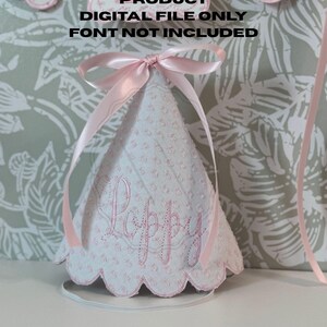 Pu&ograve; includere: Un cappello da festa in tessuto bianco e rosa con il nome "Poppy" ricamato in corsivo rosa. Il cappello ha un bordo smerlato ed &egrave; adornato da un nastro rosa. Il testo sullo striscione recita: ESEMPIO DI PRODOTTO FINITO SOLO FILE DIGITALE FONT NON INCLUSA.