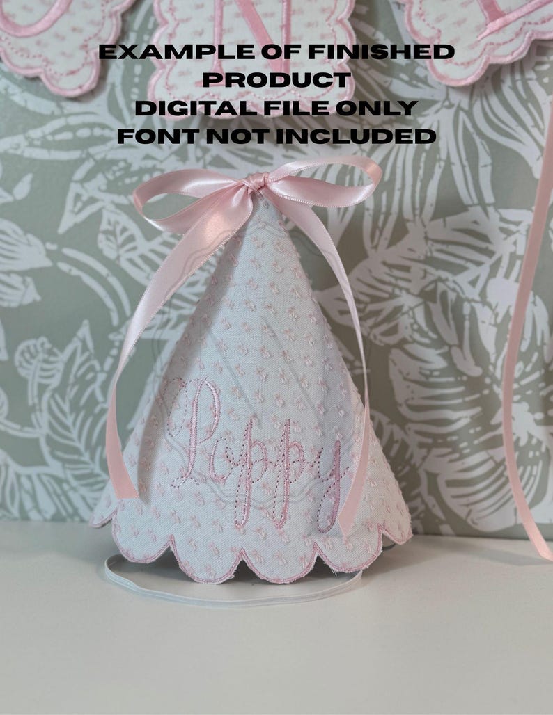 Pu&ograve; includere: Un cappello da festa in tessuto bianco e rosa con il nome "Poppy" ricamato in corsivo rosa. Il cappello ha un bordo smerlato ed &egrave; adornato da un nastro rosa. Il testo sullo striscione recita: ESEMPIO DI PRODOTTO FINITO SOLO FILE DIGITALE FONT NON INCLUSA.