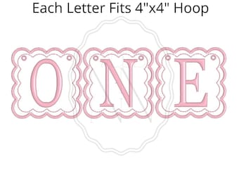 以下が含まれることがあります： ピンク色の刺繍バナーで「ONE」と書かれ、縁はスカラップ模様です。「Each Letter Fits 4"x4" Hoop」というテキストがバナーの上にあります。このバナーは、1歳の誕生日のお祝い用にデザインされています。
