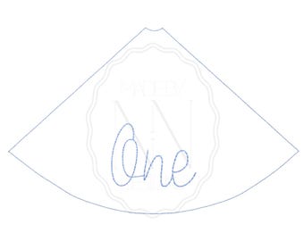 Può includere: Un cappello da festa bianco con un contorno blu. La parola "One" è scritta in corsivo al centro del cappello. Il cappello ha una forma a cono con un bordo smerlato.