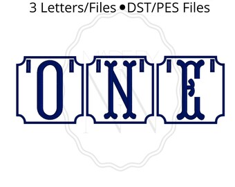 以下が含まれることがあります： ダークブルーの刺繍文字で「ONE」と綴られ、それぞれがダークブルーの長方形のバナーフレーム内に配置されています。上部のテキストには「Each Banner/Letter Fits 4" Hoop, 3 Letters/Files, DST/PES Files」と記載されています。このデザインはミシン刺繍用です。