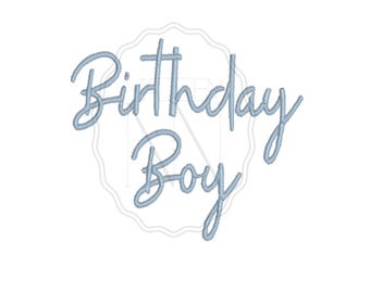以下が含まれることがあります： 白い背景に、水色の筆記体で「Birthday Boy」と書かれたデザイン。 カーブした文字は、スカラップのボーダーで囲まれています。 このデザインは誕生日の祝賀に適しています。