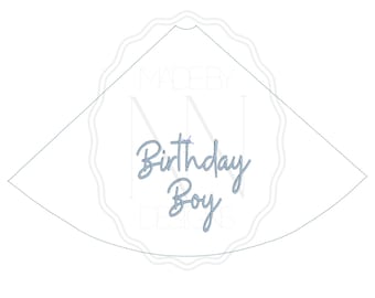 Può includere: Un disegno di cappello da festa azzurro chiaro a forma di cono con le parole "Birthday Boy" in corsivo. Il cappello è delineato con una linea tratteggiata, su sfondo bianco.