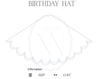 以下が含まれることがあります： DOUBLE SCALLOPED BIRTHDAY HATのデジタル刺繍パターン。デザインはスカラップエッジの輪郭で、ステッチ数2227、色数3、幅30.25cm、高さ17.60cmの技術情報が表示されています。