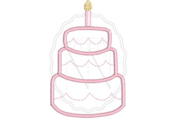 以下が含まれることがあります： ピンク色の三段ケーキのデザインで、上にろうそくが立っています。「Fits 4"x4" Hoop」の文字がケーキの上にあります。ケーキはスカラップエッジで、刺繍プロジェクトに適しています。