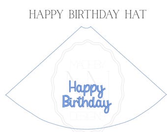 以下が含まれることがあります： 青い輪郭線と上部にHAPPY BIRTHDAY HATの文字が描かれた、平らで広げられたパーティーハットのテンプレート。中央には波型のエンブレムがあり、その中に刺繍風の青い文字でHappy Birthdayと中央揃えで配置されています。