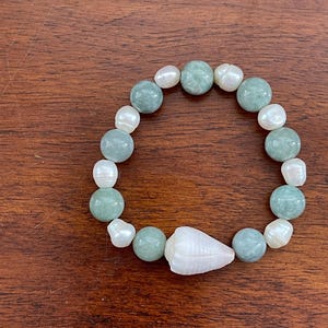 Bracciale con giada birmana, perla bianca d'acqua dolce e conchiglia a cono: gioielli hawaiani