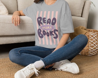 Comfort Colors „Lies mehr Bücher“-T-Shirt | Trendiges Streifenmuster – Geschenkidee für Bücherliebhaber, literarisches Motiv