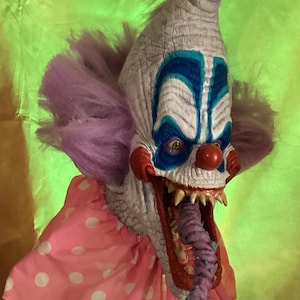 Menacing Killer Clown Head Collectible - Creepy Halloween Decoration for Horror Enthusiasts