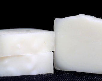 Sapone di sego puro nutrito con erba: saponetta minimalista lavorata a freddo