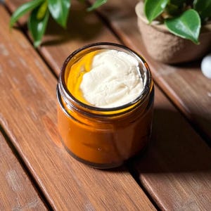 Op de afbeelding: Een set van drie keramische mokken met een gespikkelde, matte afwerking. De mokken zijn in crème, lichtgrijs en donkergrijs. Elke mok heeft een eenvoudig, minimalistisch ontwerp en een afgeronde handgreep.