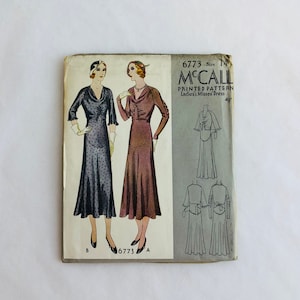 Op de afbeelding: Vintage McCall's naaipatroon voor een dames- of meisjesjurk. Het patroonnummer is 6773, maat 14. Het patroon bevat instructies voor een bedrukte jurk met een getailleerd lijfje en een volle rok.