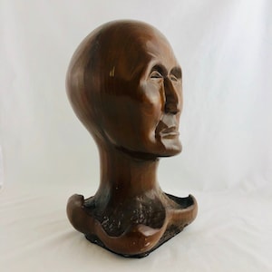 Escultura de madera de arte popular tallado Figural of Man for Millinery 1980&#39;s 4 posts 22 inch Hat Form Vintage Mannequin Head Wig Display Oddity