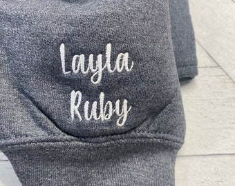 Aggiungi nomi alla manica della felpa – Ricamo personalizzato sulla manica per maglie girocollo personalizzate
