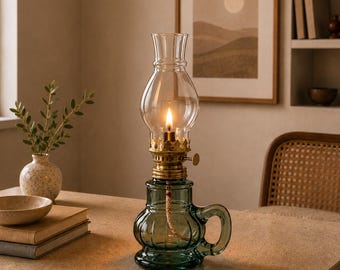 Vintage glazen olielamp – Retro kerosinelantaarn, gezellig interieur, metalen voet