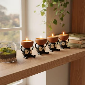 Peut inclure: Une tasse en c&eacute;ramique blanche avec une anse noire et le texte "But First, Coffee" en noir gras. La tasse est pos&eacute;e sur une surface en bois. La tasse mesure 10 cm de haut.