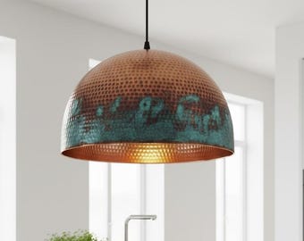 Rustieke boho plafondlamp voor keukeneiland of eetkamer, handgemaakte hanglamp van gehamerd koper met turkooizen patina.