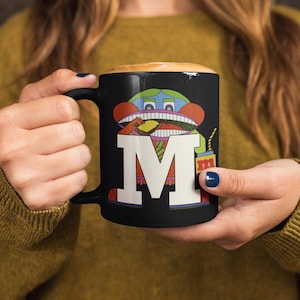Letra Personas M Monograma de una sola letra Coleccionista Maximalismo Psicodelia Años 70 Tipografía vintage Fuente Taza de té de café negro de 11 oz