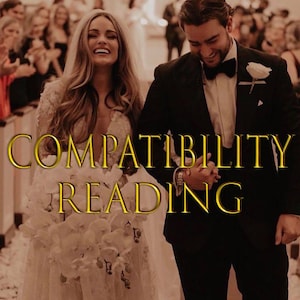 Puede incluir: Una novia y un novio sonrientes caminan por el pasillo. La novia lleva un vestido de novia de encaje blanco y un velo, sosteniendo un ramo. El novio lleva un esmoquin negro con pajarita. El texto "LECTURA DE COMPATIBILIDAD" está superpuesto.