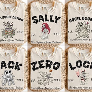 Op de afbeelding: Cr&egrave;mekleurige T-shirts met personages uit "The Nightmare Before Christmas". Elk shirt toont de naam van een personage in het zwart, het jaar 1993 en de zin "The Nightmare Before Christmas". Personages zijn Harlequin Demon, Sally, Oogie Boogie, Jack, Zero en Lock.