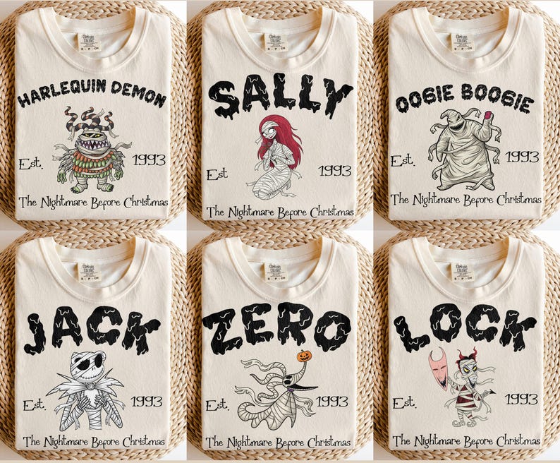 Op de afbeelding: Cr&egrave;mekleurige T-shirts met personages uit "The Nightmare Before Christmas". Elk shirt toont de naam van een personage in het zwart, het jaar 1993 en de zin "The Nightmare Before Christmas". Personages zijn Harlequin Demon, Sally, Oogie Boogie, Jack, Zero en Lock.