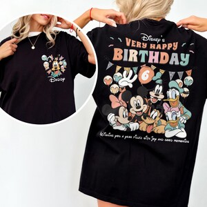 Puede incluir: Camiseta negra con un dise&ntilde;o de cumplea&ntilde;os de Disney. La parte delantera tiene un personaje de dibujos animados y la palabra "Daddy". La parte trasera muestra "Disney's Very Happy Birthday" con personajes de dibujos animados y el n&uacute;mero 6. La camiseta incluye el texto "Wishing you a year filled with joy and good memories."