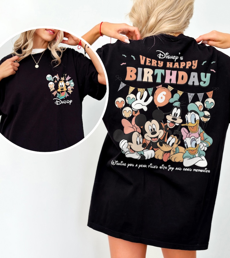 Puede incluir: Camiseta negra con un dise&ntilde;o de cumplea&ntilde;os de Disney. La parte delantera tiene un personaje de dibujos animados y la palabra "Daddy". La parte trasera muestra "Disney's Very Happy Birthday" con personajes de dibujos animados y el n&uacute;mero 6. La camiseta incluye el texto "Wishing you a year filled with joy and good memories."