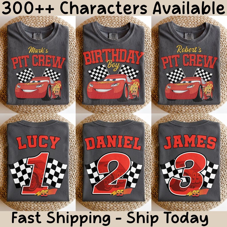 Op de afbeelding: Zes grijze t-shirts met race-thema ontwerpen. De shirts tonen teksten als "Mark's Pit Crew", "Birthday Boy" en namen met nummers. Elk ontwerp bevat een rode raceauto en geblokte vlaggen. De tekst "300++ Characters Available" staat bovenaan.