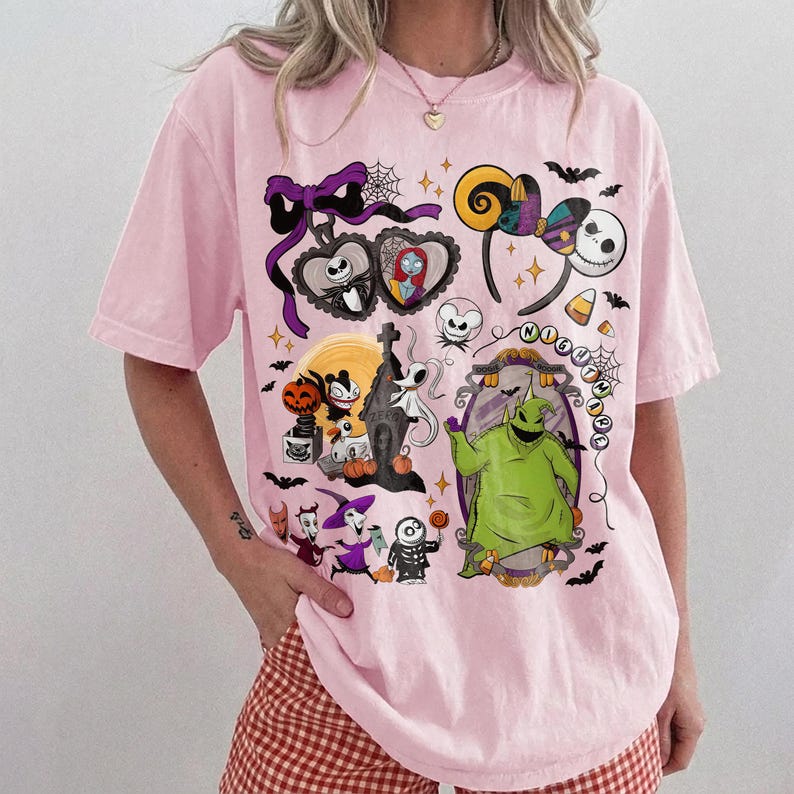 K&ouml;nnte beinhalten: Hellrosa T-Shirt mit einem Design mit Figuren und Elementen aus "The Nightmare Before Christmas". Die Grafik zeigt Jack Skellington, Sally, Oogie Boogie und andere thematische Elemente. Das T-Shirt hat eine lockere Passform.