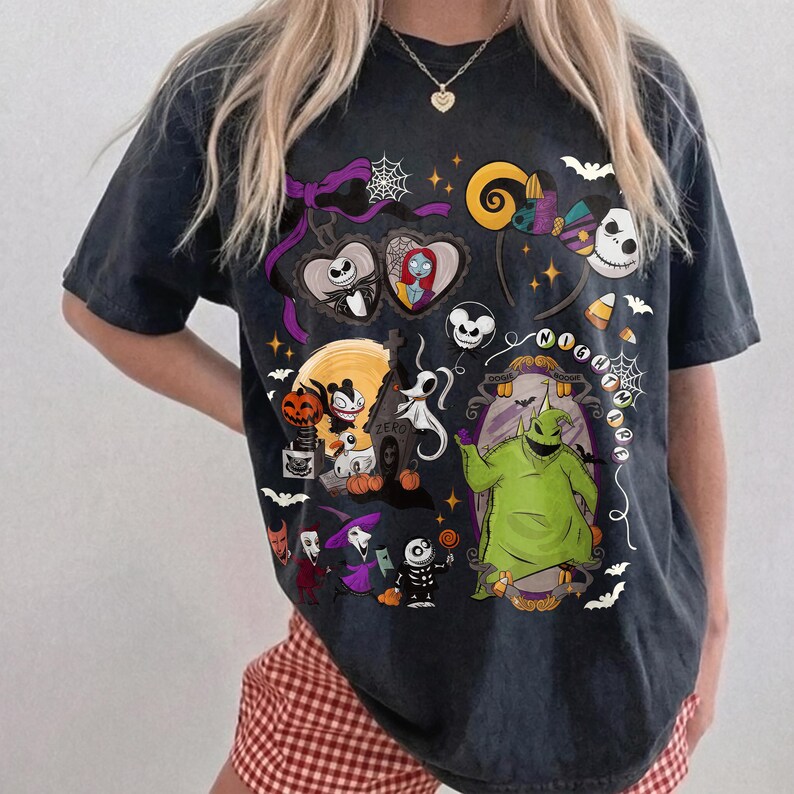 K&ouml;nnte beinhalten: Dunkelgraues T-Shirt mit einer Collage von Charakteren aus "The Nightmare Before Christmas". Das Design umfasst Jack Skellington, Sally, Zero und Oogie Boogie, mit Halloween-Akzenten wie Flederm&auml;usen und Spinnweben.