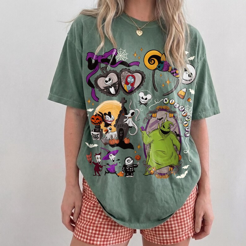 K&ouml;nnte beinhalten: Gr&uuml;nes T-Shirt mit einer Collage von Charakteren aus "The Nightmare Before Christmas", darunter Jack Skellington, Sally und Oogie Boogie. Das Design enth&auml;lt verschiedene Elemente aus dem Film. Das Shirt wird mit rot-wei&szlig; karierten Shorts getragen.