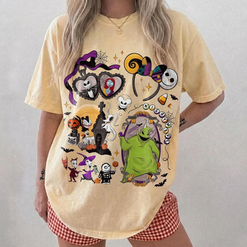 K&ouml;nnte beinhalten: Hellgelbes T-Shirt mit einem farbenfrohen Grafikdesign mit Charakteren und Elementen aus "The Nightmare Before Christmas". Das Design umfasst Jack Skellington, Sally, Oogie Boogie und andere ikonische Bilder. Das Shirt hat eine lockere Passform.