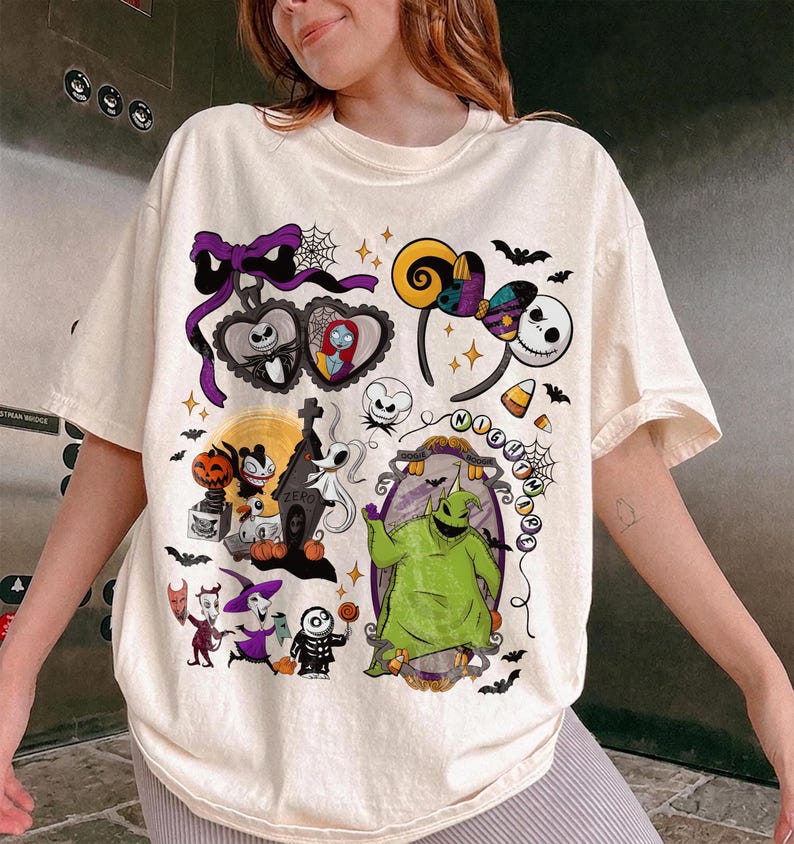 K&ouml;nnte beinhalten: Cremefarbenes T-Shirt mit einem farbenfrohen Grafikdesign mit Charakteren und Elementen aus "The Nightmare Before Christmas". Das Design umfasst Jack Skellington, Sally, Oogie Boogie und andere ikonische Bilder.