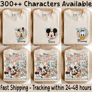 Puede incluir: Camisetas color crema con personajes de Disney como Goofy, Mickey Mouse y el Pato Donald. Algunas camisetas tienen nombres como "Daddy", "Steve" y "Mommy". Otras muestran "Disney's Very Happy Birthday" con Mickey y sus amigos. El texto "300++ Characters Available" est&aacute; en la parte superior.