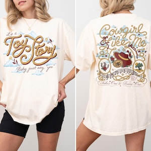 Retro Disney Toy Story 5 Shirt, Cowgirl Like Me Shirt, Jessie Woodie Toy Story Shirt, Disneyland Family Vacation Trip Tee 2026, Gift For Her afbeelding 1