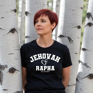 Esta camiseta de Jehová Rapha representa al Señor que sana. Una reconfortante camiseta cristiana que celebra el poder sanador de Dios.