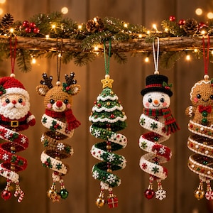 Può includere: Cinque decorazioni natalizie all'uncinetto appese in fila, raffiguranti Babbo Natale, una renna, un albero di Natale, un pupazzo di neve e un omino di pan di zenzero. Ogni figura è fissata a una base a spirale decorata con fiocchi.
