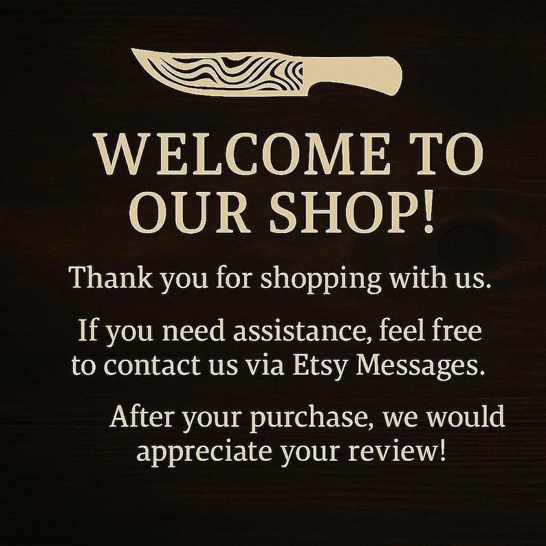 Puede incluir: Fondo marr&oacute;n oscuro con texto crema: "&iexcl;BIENVENIDOS A NUESTRA TIENDA!" con una ilustraci&oacute;n de cuchillo. El texto agradece a los clientes y ofrece asistencia a trav&eacute;s de mensajes de Etsy.
