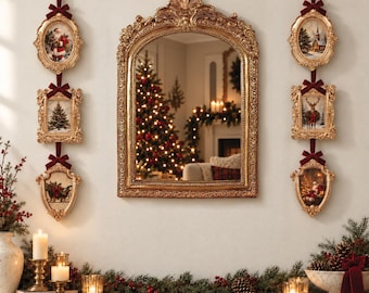 Könnte beinhalten: Ein großer, bogenförmiger Goldspiegel mit kunstvollen Verzierungen hängt mittig, flankiert von zwei vertikalen Reihen aus je drei kleinen, dekorativen Goldrahmen mit Weihnachtsmotiven, die jeweils mit einer dunkelroten Samtschleife versehen sind.