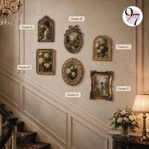 K&ouml;nnte beinhalten: Eine Sammlung von sechs dekorativen Wandrahmen, beschriftet von A bis F, mit verschiedenen verzierten Gold- und dunklen Metalloberfl&auml;chen. Die Rahmen zeigen klassische Kunstdrucke von Blumenarrangements und Figuren, angeordnet an einer Wand.