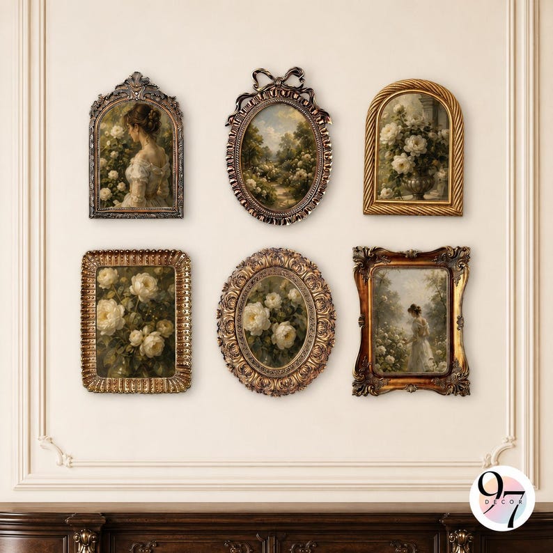 K&ouml;nnte beinhalten: Eine Sammlung von sechs wandmontierten gerahmten Kunstwerken mit verschiedenen Blumen- und Figurenmalereien. Die Rahmen sind verziert, metallisch und gold- oder bronzefarben, mit rechteckigen, ovalen und bogenf&ouml;rmigen Designs an einer hellen Wand.