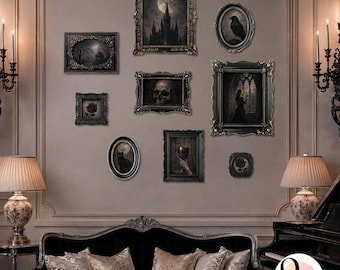 Könnte beinhalten: Eine Galeriewand mit acht dunkel gestalteten Drucken in verzierten schwarzen Rahmen, darunter Motive wie ein gotisches Schloss, ein Totenkopf, ein Rabe, eine schwarze Katze, eine Rose und eine Hand mit Glas, mit dem Text 97 DECOR.