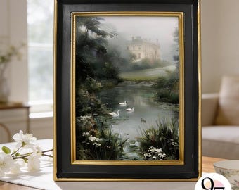 Könnte beinhalten: Ein rechteckiger Wandkunstdruck in einem schwarzen Rahmen mit goldener Innenkante, der eine neblige Landschaft mit einem großen Haus, einem ruhigen Fluss und drei weißen Schwänen zeigt, die zwischen grünem Laub schwimmen.