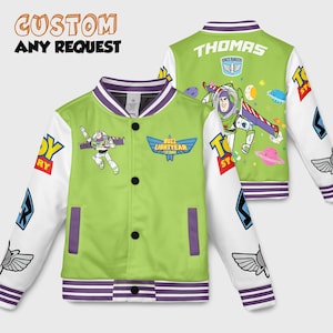 Puede incluir: Una chaqueta bomber verde y blanca de Buzz Lightyear con el texto "CUSTOM ANY REQUEST" en la parte superior. La chaqueta presenta gráficos de Buzz Lightyear, las palabras "TOY STORY" y el nombre "THOMAS" en la espalda. La chaqueta tiene un cuello y puños a rayas moradas y blancas.