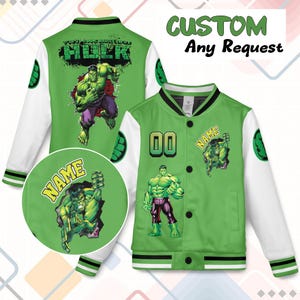 Könnte beinhalten: Grün-weiße Collegejacke mit Hulk-Motiv. Die Jacke hat einen grünen Körper mit weißen Ärmeln, schwarzem Besatz und Hulk-Grafiken. Der Text "CUSTOM Any Request" ist sichtbar.